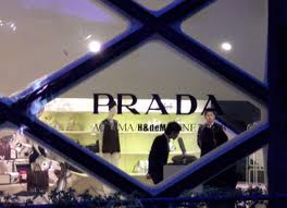 PRADA, SUSPENCE PER IL DEBUTTO A HONG KONG